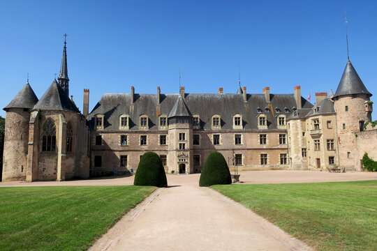 Le Ch&acirc;teau de Lapalisse - &Agrave; d&eacute;couvrir autour du camping du Moulin Bleu